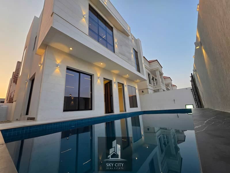 Move-in ready; includes electricity, water, and registration/ownership transfer fees. Two-story house featuring 5 bedrooms, a swimming pool, and a lar، الصورة 2