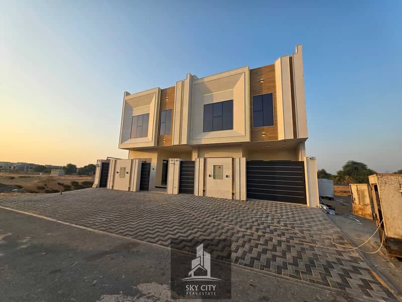 Move-in ready with a fantastic price and no annual fees; super-deluxe finishing. Features two floors plus a roof terrace and 4 master bedrooms.، الصورة 2