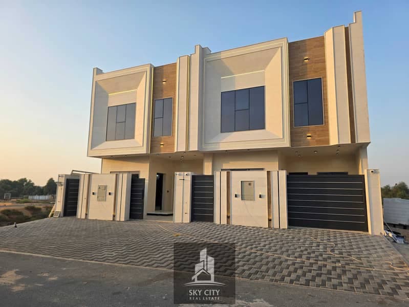 Move-in ready with a fantastic price and no annual fees; super-deluxe finishing. Features two floors plus a roof terrace and 4 master bedrooms.، الصورة 3