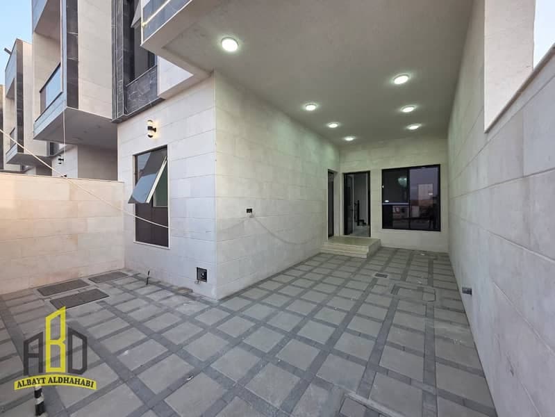 A distinctive villa for sale—registration fees included—located on a main road with a very large setback. Situated near Al Safeer Mall; freehold owner, photo 2