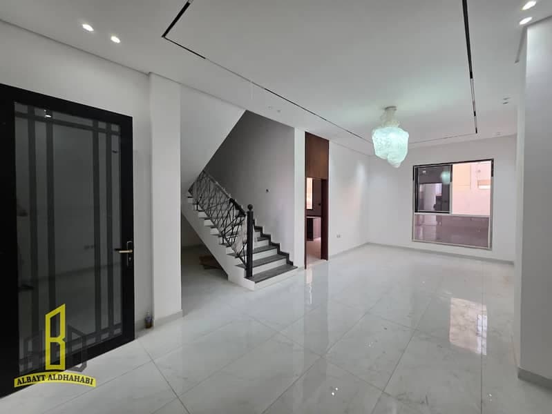 A distinctive villa for sale—registration fees included—located on a main road with a very large setback. Situated near Al Safeer Mall; freehold owner, photo 3
